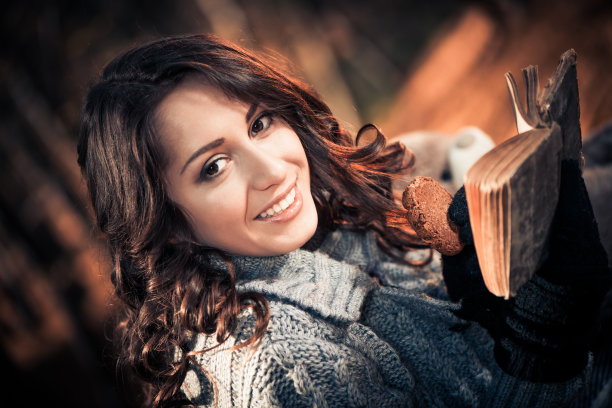 深色头发，带着书和饼干图片下载