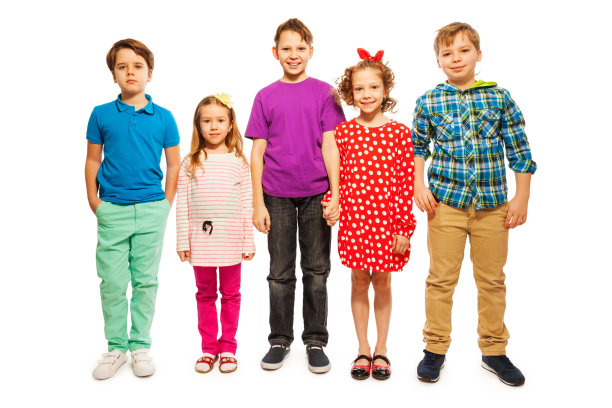 五个年龄不同的快乐朋友站成一排图片下载