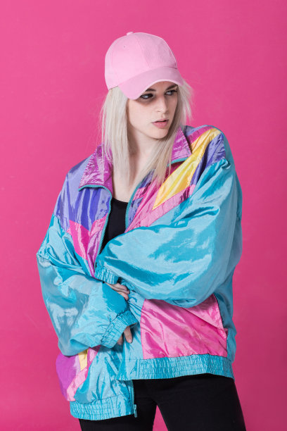 时尚年轻女子摆造型图片下载