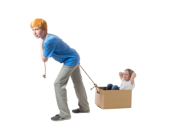 一个红头发、蓝色t恤的悲伤男孩拖着一个纸盒，白色背景上坐着一个笑着的小女孩图片下载