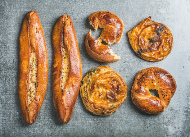 土耳其百吉饼，菠菜，种子和奶酪披萨派图片下载