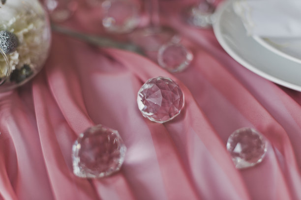 粉红色织物上的玻璃球图片下载