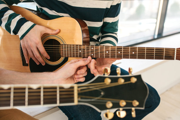 学习弹吉他。音乐教育和课外课程。图片下载