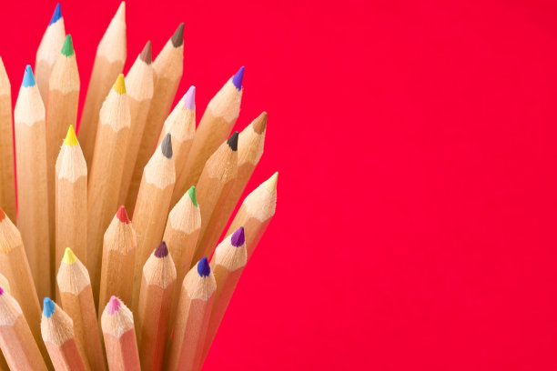 一些彩色蜡笔，红色背景图片下载