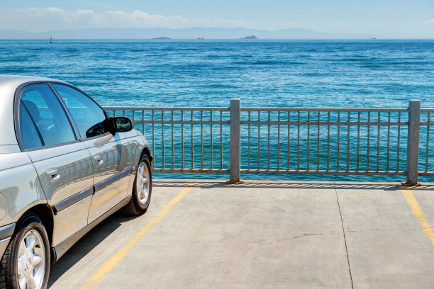 堤岸上的汽车图片下载