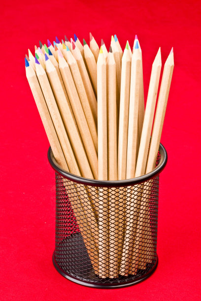 一些彩色蜡笔，红色背景图片下载