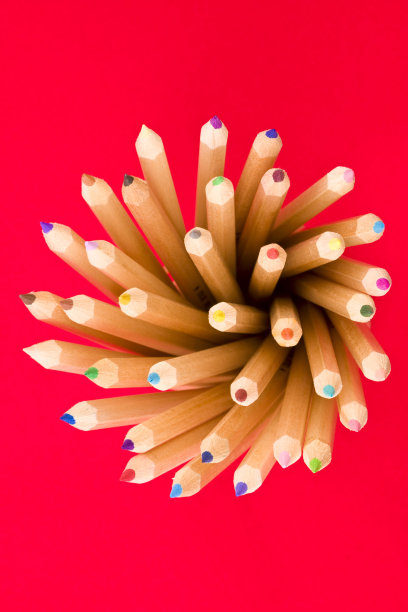 一些彩色蜡笔，红色背景图片下载