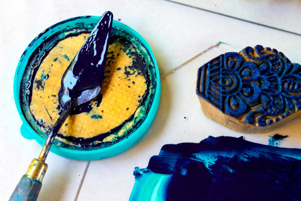 在布上印刷用的油漆和抹刀图片下载