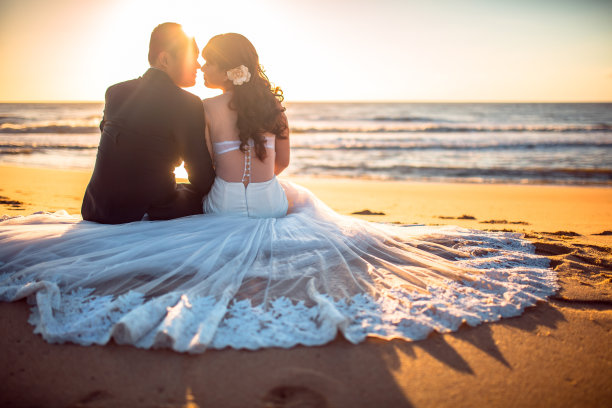 海滩上美丽的新娘和新郎图片下载