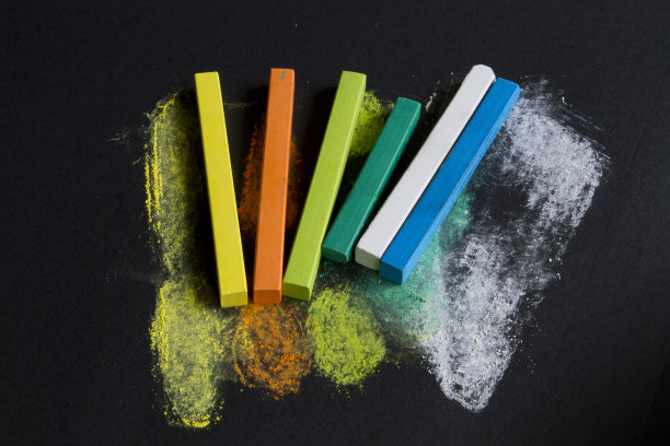 彩色蜡笔在黑纸上图片下载