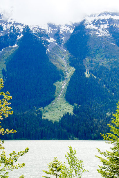 麋鹿湖和春天的瀑布，罗布森山省级公园，加拿大落基山脉，不列颠哥伦比亚省，加拿大图片下载