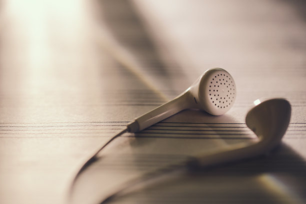 乐谱上的耳机图片下载