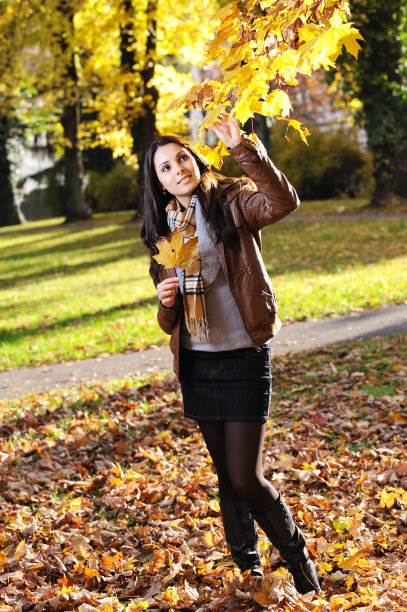 黑发快乐年轻女人秋天时间自然图片下载