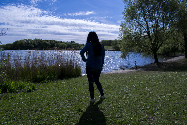 女性孤独的剪影图片下载