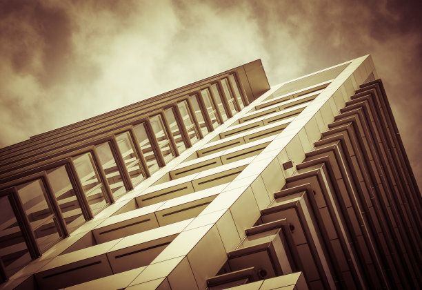 具有天空倒影的窗户建筑图片下载