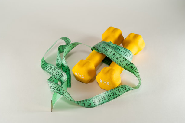 黄色哑铃和卷尺图片下载