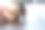 亚洲华人小女孩躺在桌子上图片下载