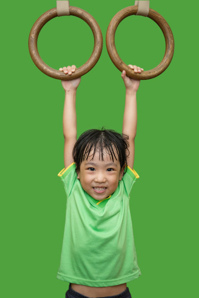 亚洲华人小女孩挂在戒指上图片下载