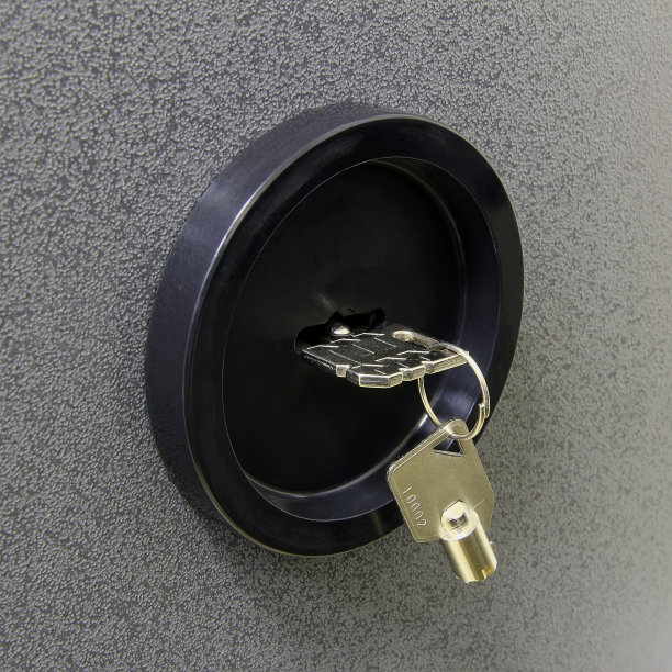 钥匙插在锁里图片下载