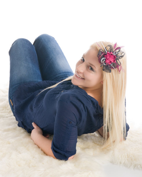 穿着羊皮的金发美女图片下载