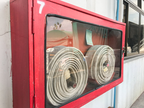 带有水管和灭火器设备的消火栓图片下载