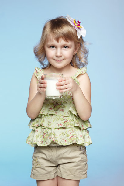 小女孩拿着一杯牛奶图片下载