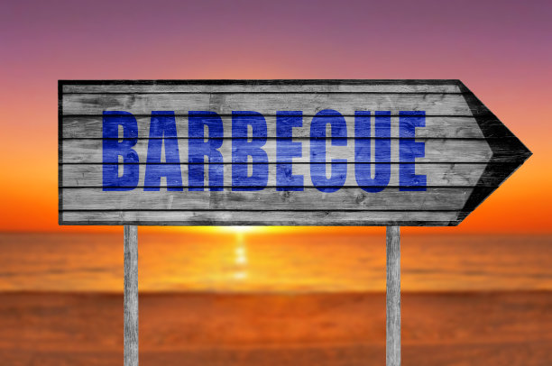 带有沙滩的烧烤木制标志图片下载