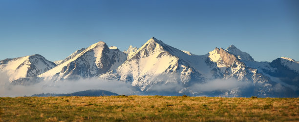 白雪覆盖的阿尔卑斯山上湛蓝的天空图片下载