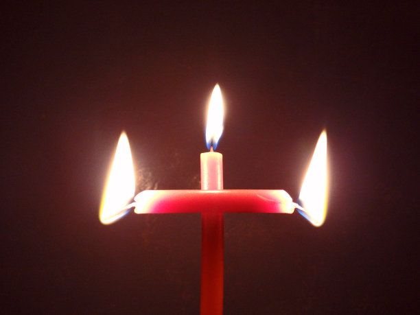 十字架形状的蜡烛图片下载