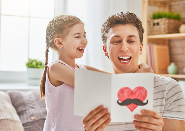 女儿祝贺爸爸图片下载