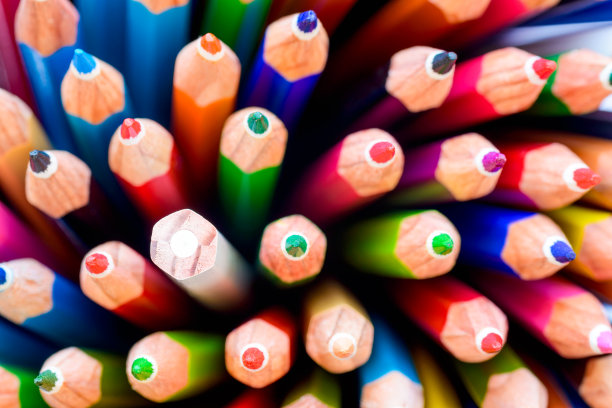 一束锋利的彩色铅笔图片下载