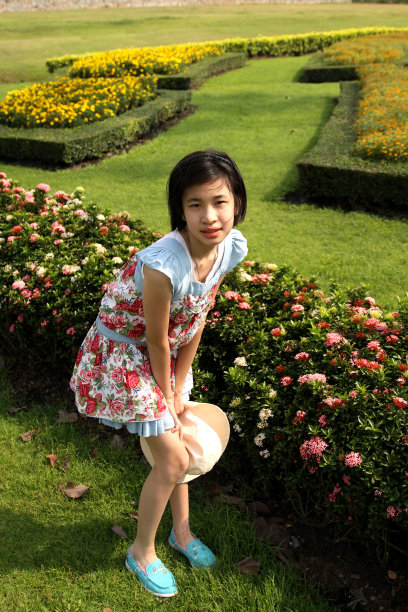 年轻的中国女孩在花园里图片下载
