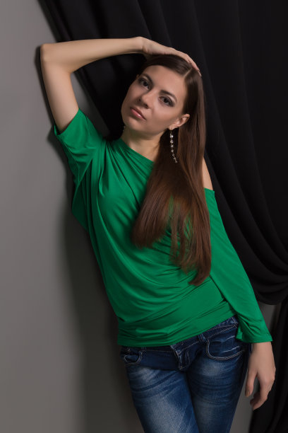 年轻美丽的深褐色头发和绿色束腰外衣图片下载