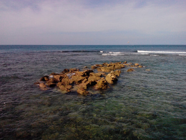 有岩石和海浪的海景图片下载