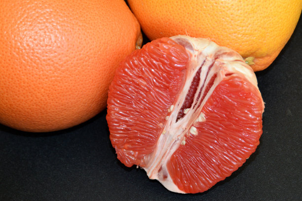 多汁美味的葡萄柚。图片下载