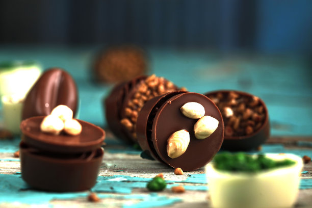 榛子巧克力和绿色图片下载