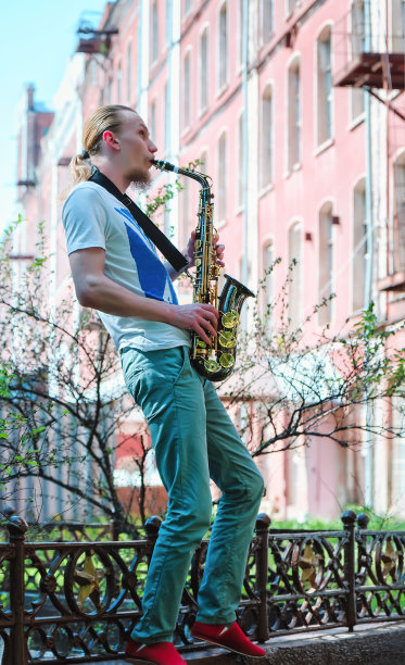 年轻人吹萨克斯图片下载