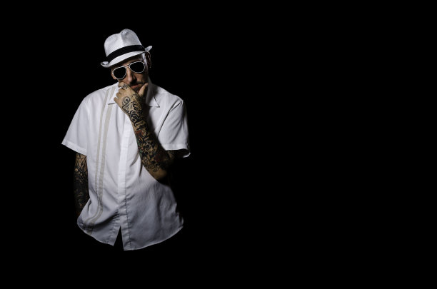有纹身的时尚男士戴着白色的墨镜图片下载