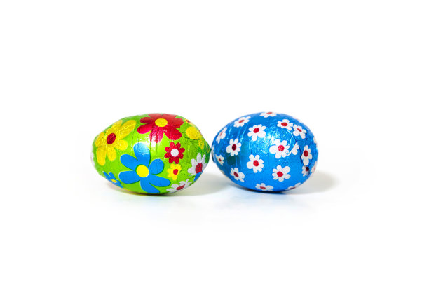 复活节巧克力蛋用彩色箔纸包裹，白色背景。图片下载