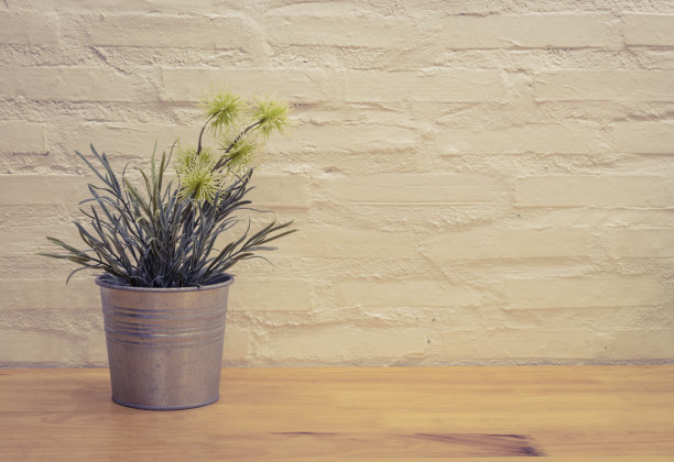 木桌上装饰的人造花图片下载