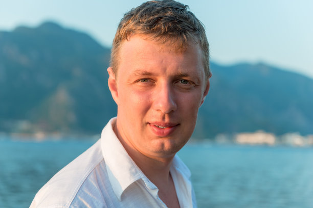 拂晓，微笑的年轻人在大自然中图片下载