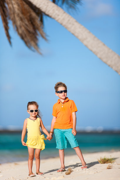 孩子们在海滩上图片下载