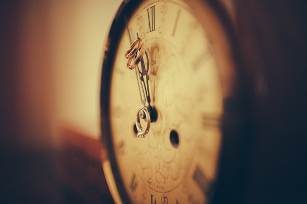 有订婚和结婚戒指的老式挂钟图片下载