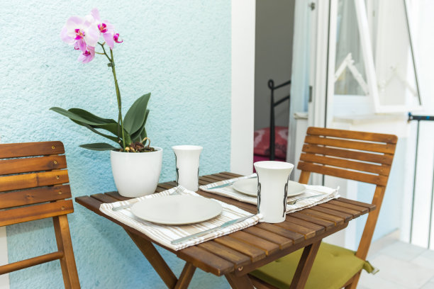 阳台上有亮粉色和白色的花图片下载