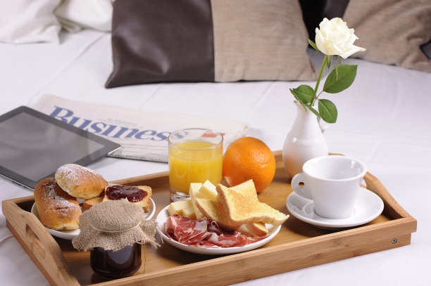 卧室托盘和早餐的照片图片下载