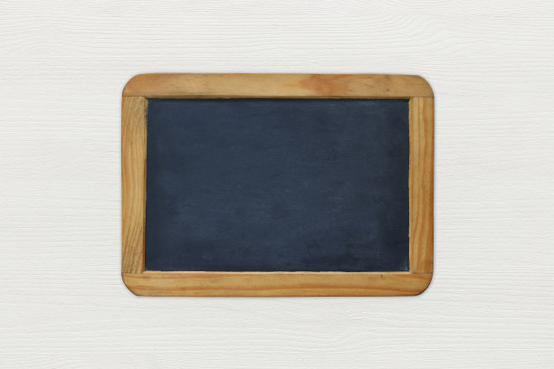 空白的老式黑板上的白色木制背景图片下载