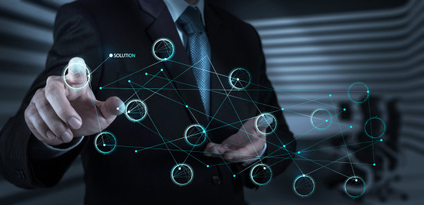 商人手推解决方案图在触摸屏上交互图片下载