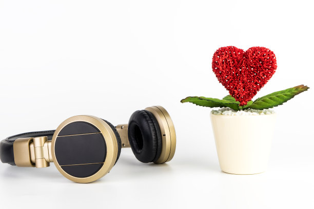 耳机为爱浪漫音乐听概念孤立的白色图片下载