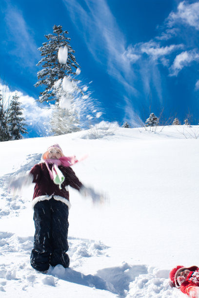 小女孩在雪地上玩耍图片下载