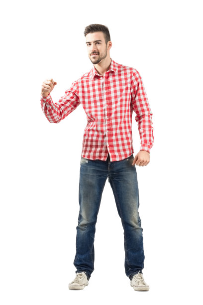 兴奋的年轻人穿着休闲的衣服紧握着拳头图片下载